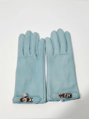 Authentic Hermès Classic Powder Blue Leather Gloves with Silver Lock Pendant